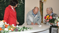 Супруги Коптевы пришли в Разуменский ЦКР проголосовать и отметить золотую свадьбу
