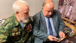 Белгородские полицейские навестили награждённого орденом Мужества ветерана ОВД