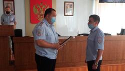 Начальник ОМВД Белгородского района наградил полицейского за первое раскрытое преступление