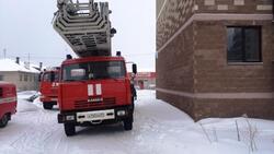 Пожарные спасли людей из горящей многоэтажки в посёлке Дубовое