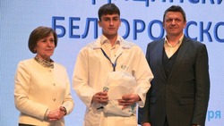 Будущим врачам Белгородского района вручили символику медклассов и фирменную одежду