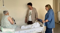 Татьяна Круглякова навестила пострадавшую в результате атаки ВСУ мирную жительницу