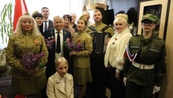 Татьяна Круглякова поздравила с 80-летием жителя Разуменского поселения