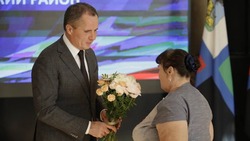 Вячеслав Гладков вручил ключи от нового жилья потерявшим дома из-за регулярных обстрелов ВСУ семьям