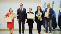 Вячеслав Гладков наградил именными стипендиями 50 одарённых детей в номинации «Образование»