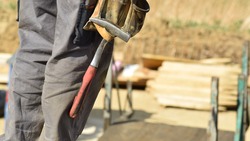Рабочий похитил из детского сада в Комсомольском строительные инструменты