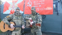 Белгородские росгвардейцы - участники СВО поздравили ветерана ВОВ с Днём Победы