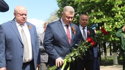Владимир Перцев возложил цветы к Братской могиле советских воинов в Майском