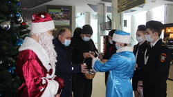 Сотрудники Белгородского ЛО приняли участие в акции «Полицейский Дед Мороз»