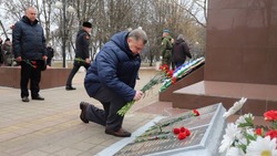 Владимир Перцев возложил цветы к братской могиле советских воинов