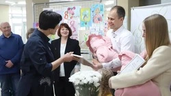 Татьяна Круглякова поздравила семью Спициных из Белгородского округа с рождением двух дочек