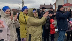 Артисты «Автоклуба» навестили жителей ТОС «Отрада» Комсомольского поселения