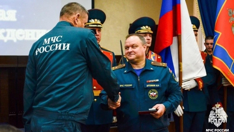 Белгородские пожарные и спасатели получили ведомственные награды