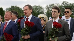 Глава региона Вячеслав Гладков возложил цветы к Звоннице на Прохоровском поле