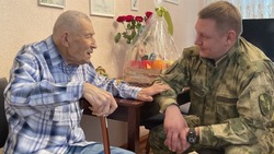 Руководитель управления Росгвардии по Белгородской области поздравил ветерана ВОВ с 99-летием