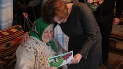 Анна Куташова поздравила с 90-летием жительницу Бессоновского поселения